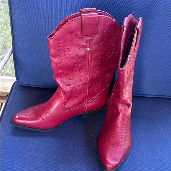 Kohl's Shoes - Kohl's Red Heeled Boots with Western Flair